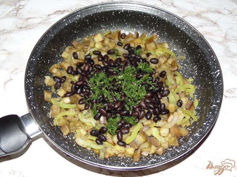 Фото приготовление рецепта: Баклажаны с болгарским перцем и черной фасолью шаг №5