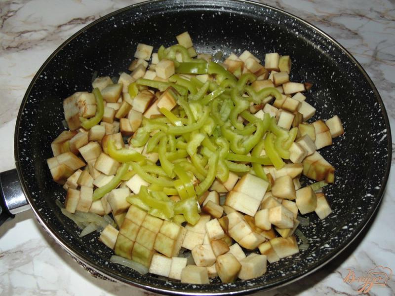 Фото приготовление рецепта: Баклажаны с болгарским перцем и черной фасолью шаг №4