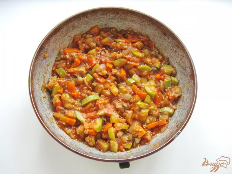 Фото приготовление рецепта: Икра из баклажанов и кабачков с томатной пастой шаг №5