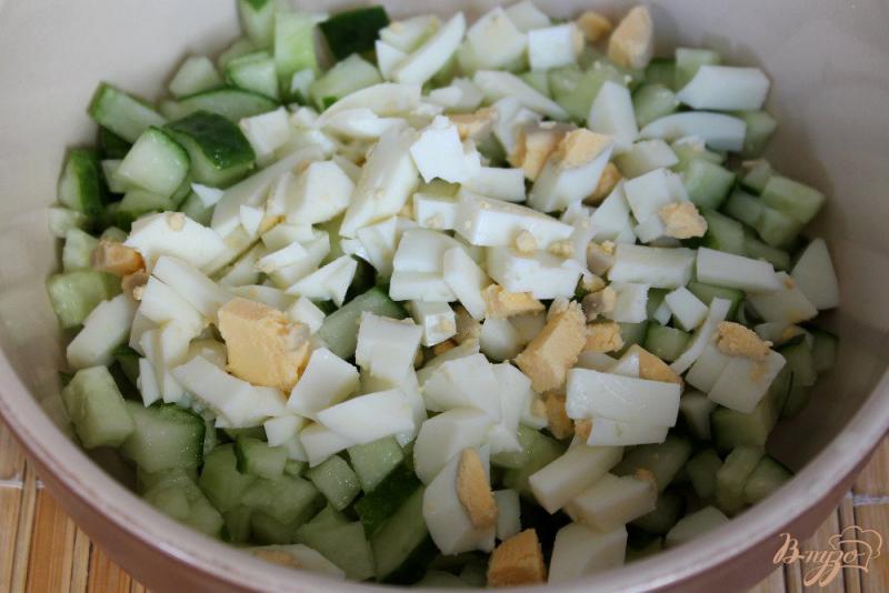 Фото приготовление рецепта: Огуречный салат с кукурузой и ветчиной шаг №2
