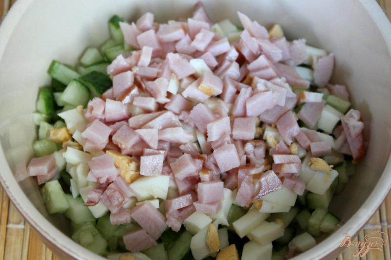 Фото приготовление рецепта: Огуречный салат с кукурузой и ветчиной шаг №3