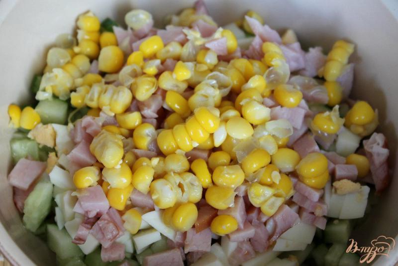 Фото приготовление рецепта: Огуречный салат с кукурузой и ветчиной шаг №4