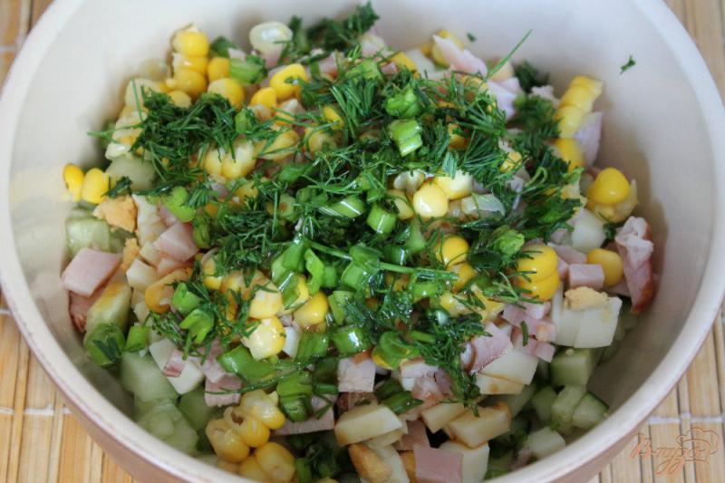 Фото приготовление рецепта: Огуречный салат с кукурузой и ветчиной шаг №5