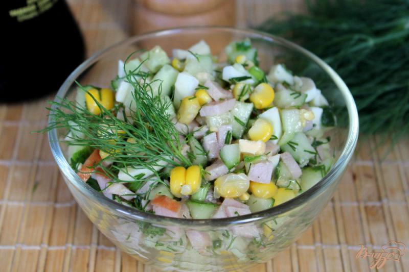 Фото приготовление рецепта: Огуречный салат с кукурузой и ветчиной шаг №6