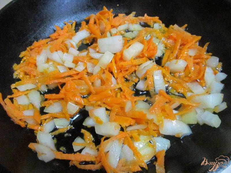 Фото приготовление рецепта: Щи с квашенной капустой фасолью и грибами шаг №5