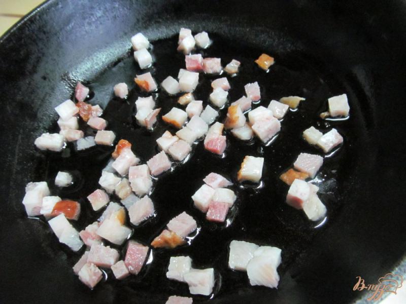Фото приготовление рецепта: Щи с квашенной капустой фасолью и грибами шаг №2