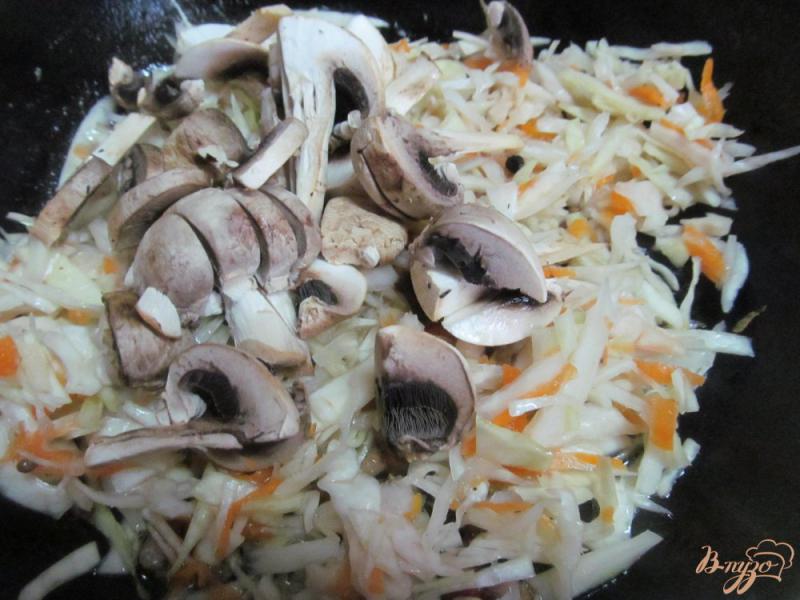 Фото приготовление рецепта: Щи с квашенной капустой фасолью и грибами шаг №3
