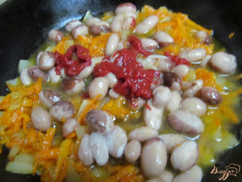 Фото приготовление рецепта: Щи с квашенной капустой фасолью и грибами шаг №6
