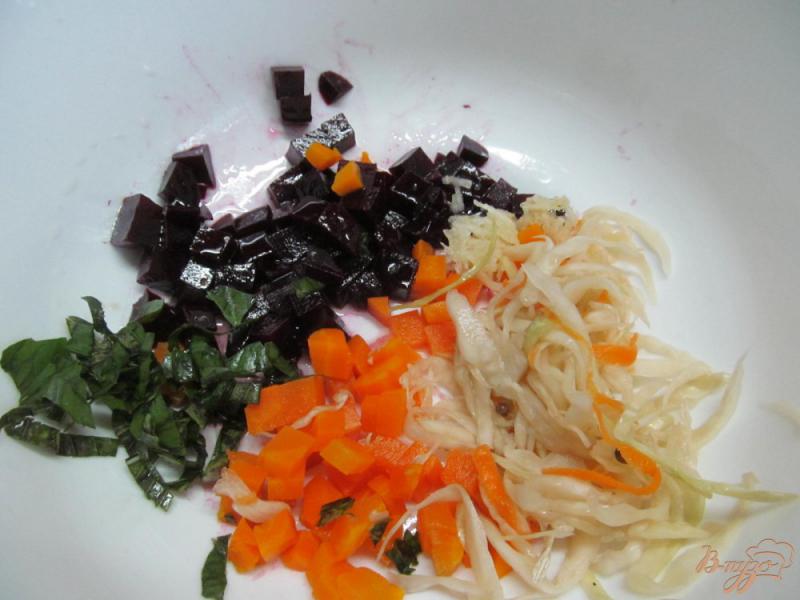 Фото приготовление рецепта: Салат из свеклы с квашеной капустой и апельсином шаг №1