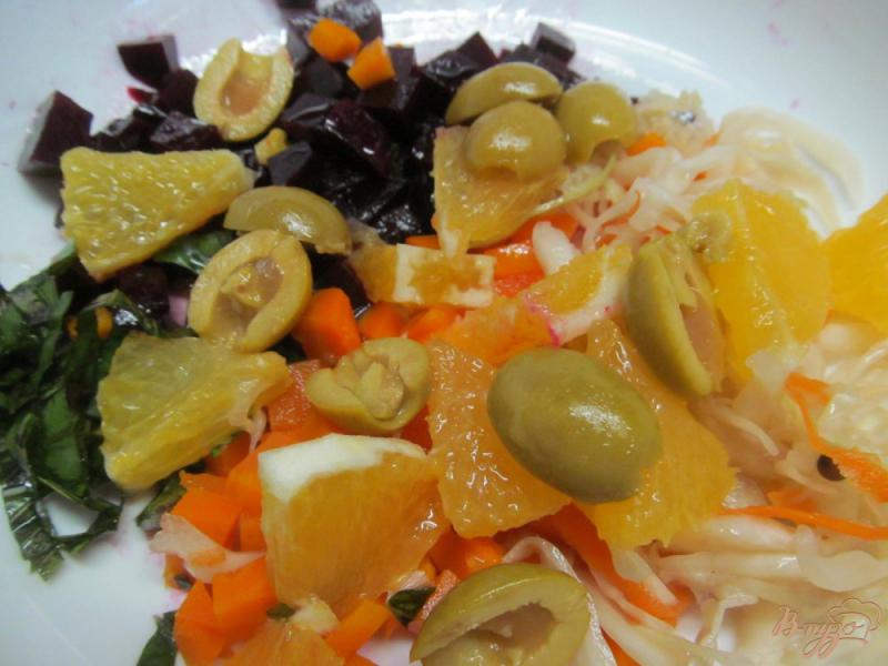 Фото приготовление рецепта: Салат из свеклы с квашеной капустой и апельсином шаг №2
