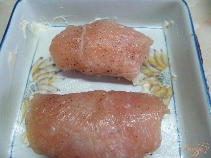 Фото приготовление рецепта: Рулеты из куриной грудки с плавленым сыром шаг №4