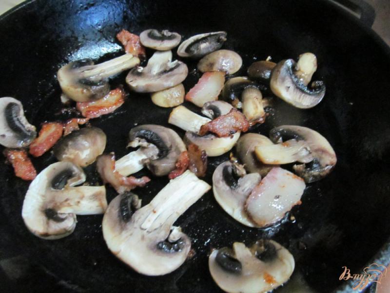 Фото приготовление рецепта: Каша «Артек» с грибами и беконом шаг №3