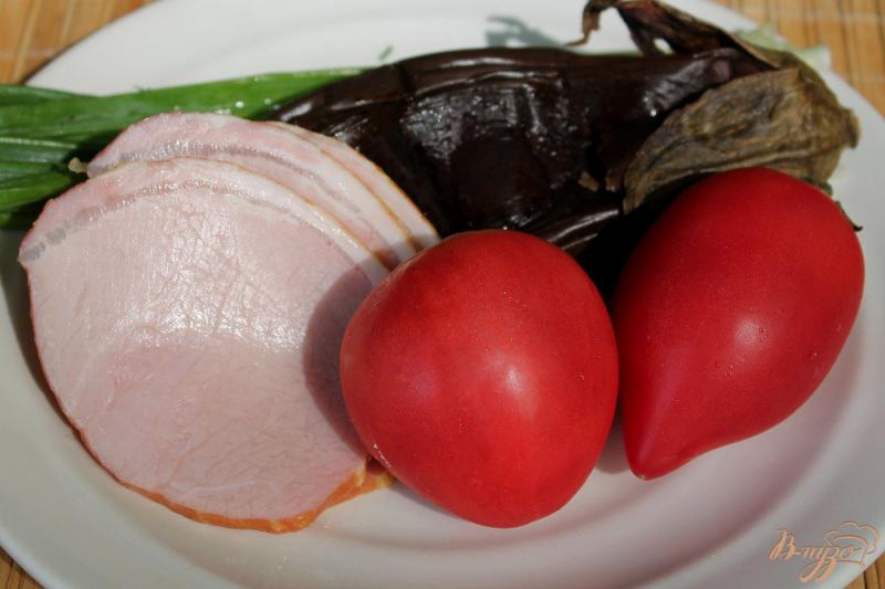 Фото приготовление рецепта: Салат с баклажанами помидором и ветчиной шаг №1