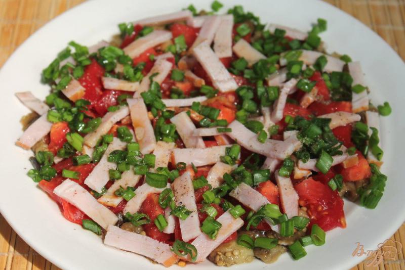 Фото приготовление рецепта: Салат с баклажанами помидором и ветчиной шаг №5