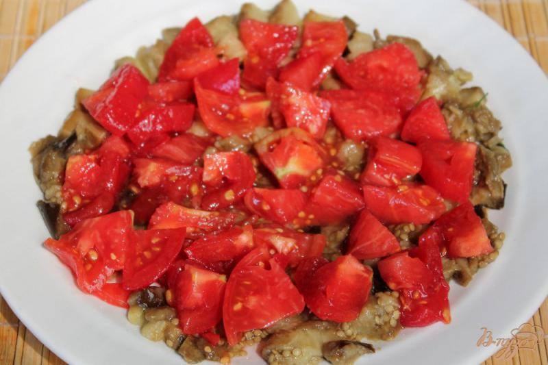 Фото приготовление рецепта: Салат с баклажанами помидором и ветчиной шаг №3