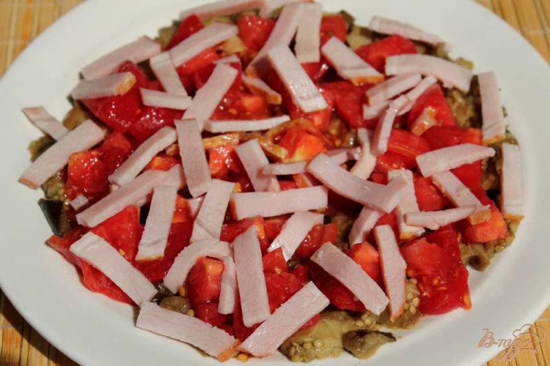 Фото приготовление рецепта: Салат с баклажанами помидором и ветчиной шаг №4
