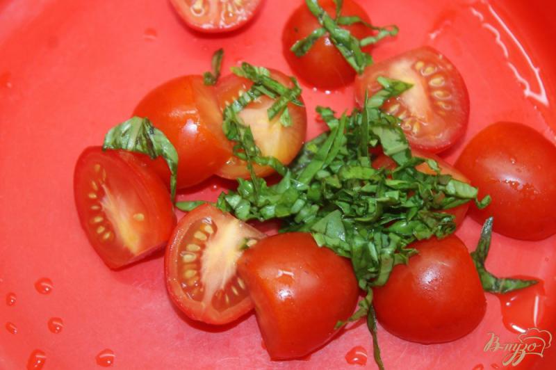 Фото приготовление рецепта: Быстрый салат с помидорами черри, рукколой и маринованным луком шаг №2
