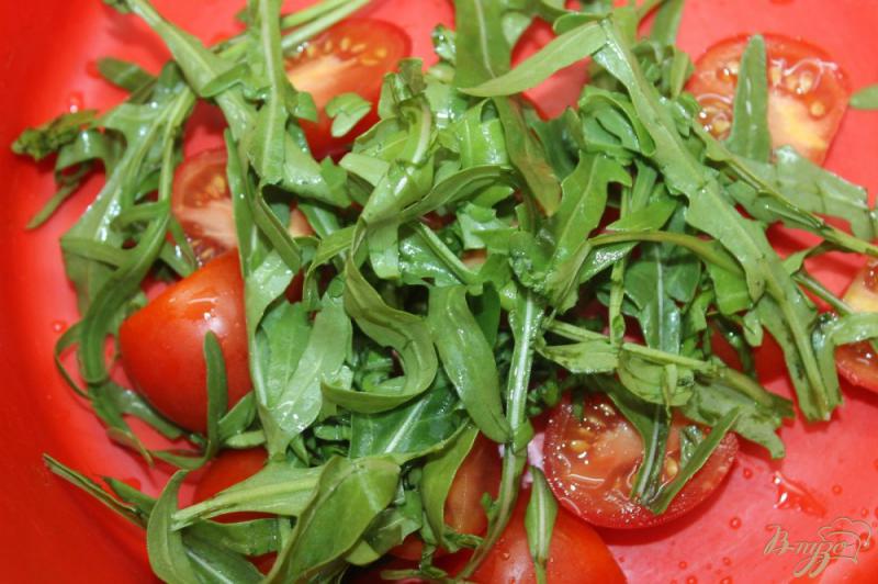 Фото приготовление рецепта: Быстрый салат с помидорами черри, рукколой и маринованным луком шаг №3