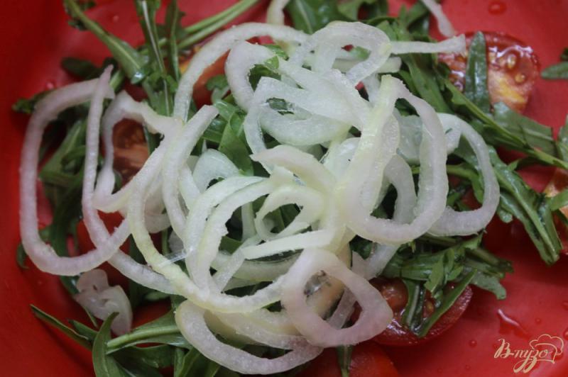 Фото приготовление рецепта: Быстрый салат с помидорами черри, рукколой и маринованным луком шаг №4