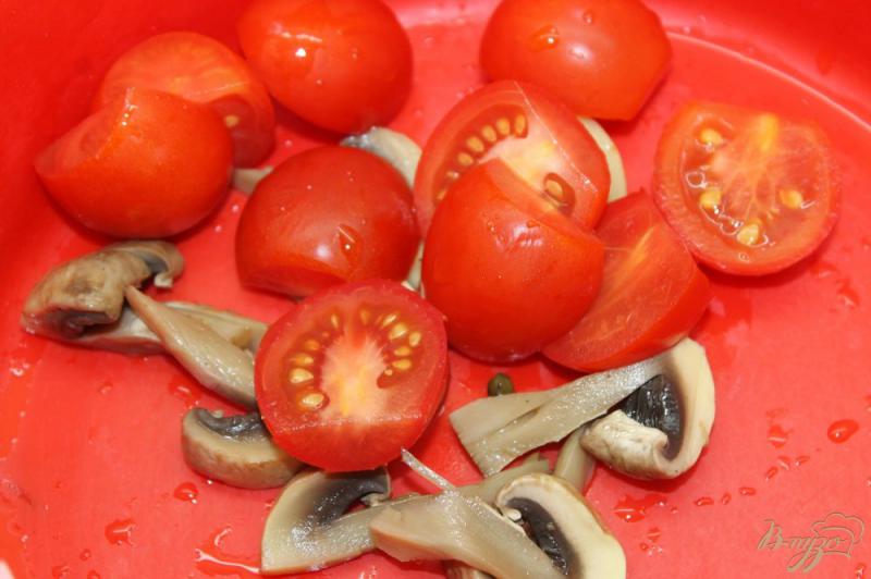 Фото приготовление рецепта: Салат с баклажанами, черри и маринованными шампиньонами шаг №3
