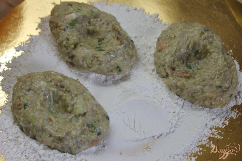 Фото приготовление рецепта: Котлеты из кабачка и баклажана с перцем шаг №7