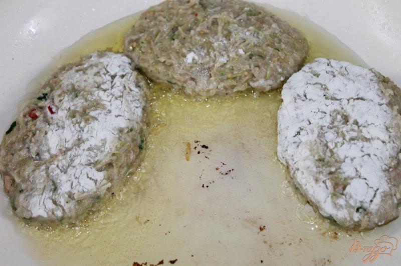 Фото приготовление рецепта: Котлеты из кабачка и баклажана с перцем шаг №9