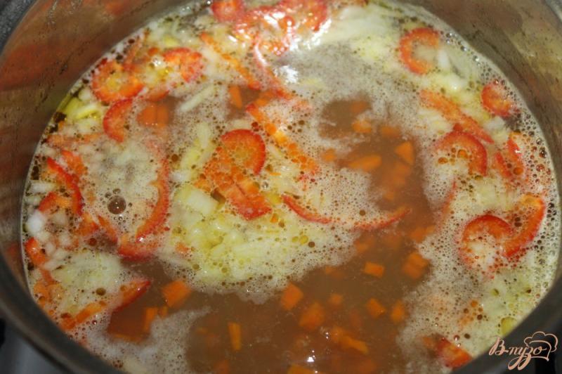 Фото приготовление рецепта: Куриный суп с домашней лапшой шаг №3