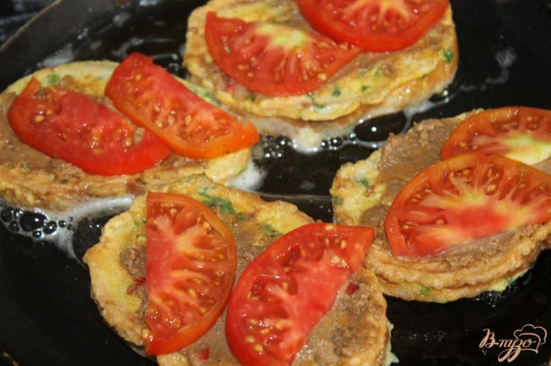 Фото приготовление рецепта: Яичные гренки с печеночным паштетом и помидорами шаг №6