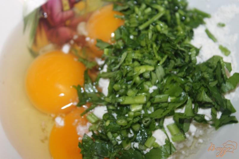 Фото приготовление рецепта: Яичные гренки с печеночным паштетом и помидорами шаг №2