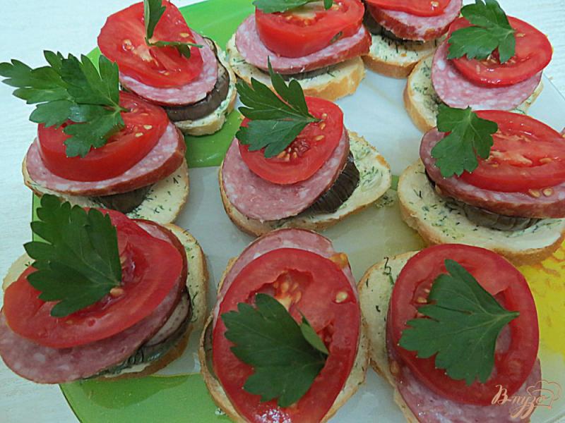Фото приготовление рецепта: Бутерброды с колбасой, баклажанами и помидорами шаг №8