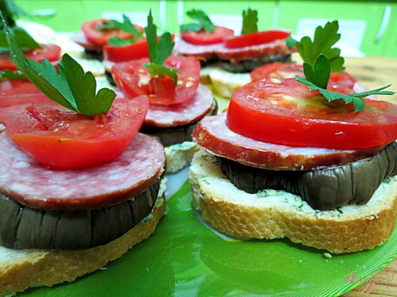 Фото приготовление рецепта: Бутерброды с колбасой, баклажанами и помидорами шаг №9