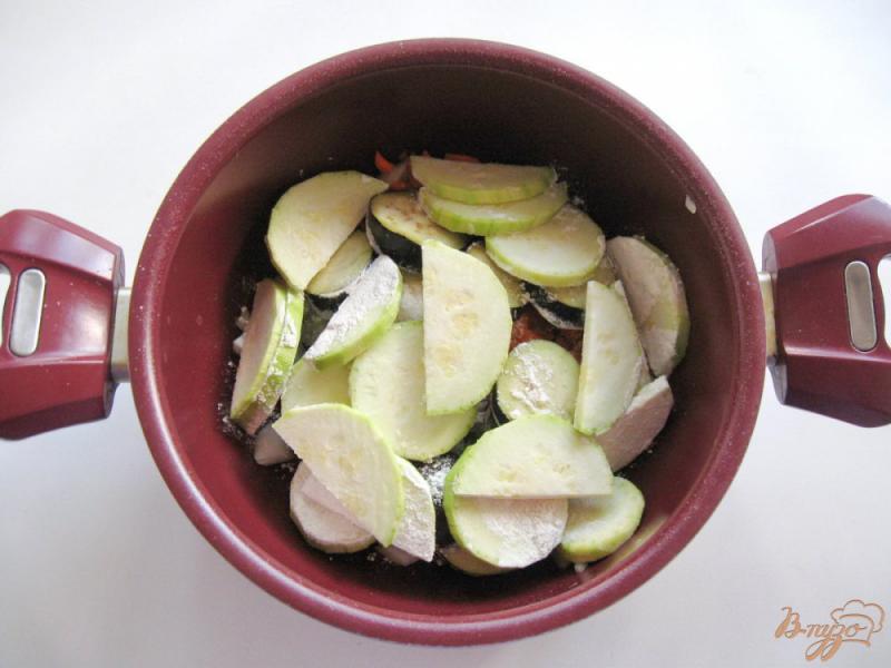 Фото приготовление рецепта: Куриные тефтели с кабачками и баклажанами в соусе шаг №2