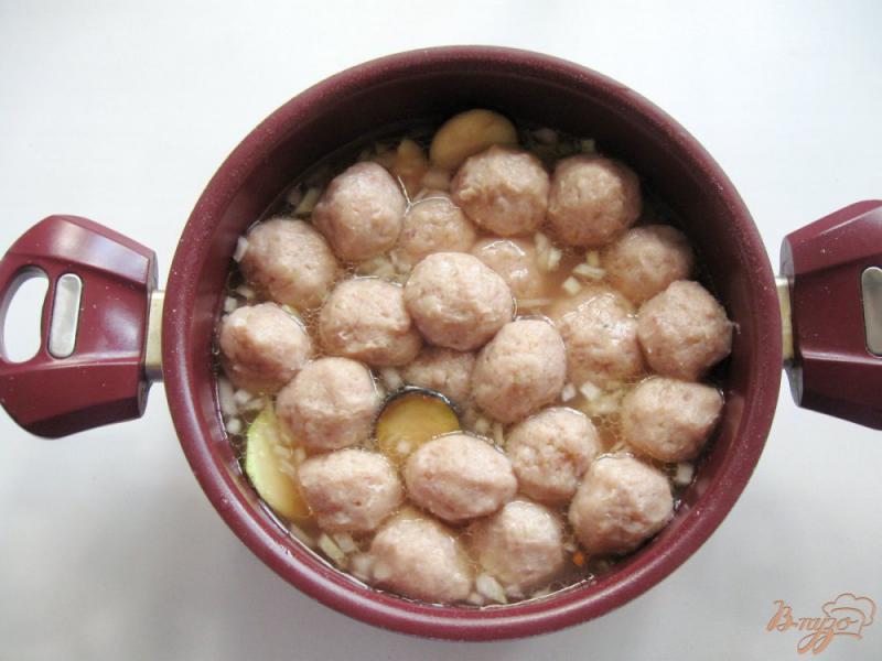 Фото приготовление рецепта: Куриные тефтели с кабачками и баклажанами в соусе шаг №5