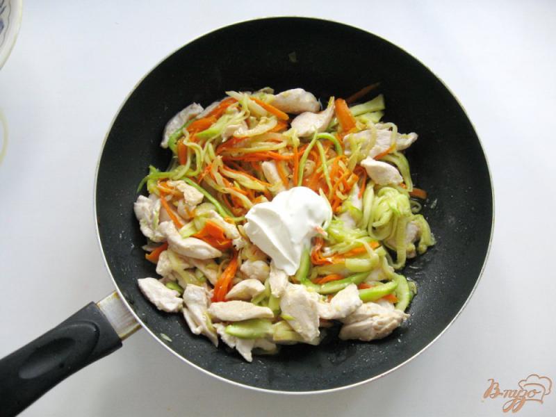 Фото приготовление рецепта: Куриная грудка с овощами в сметане шаг №5
