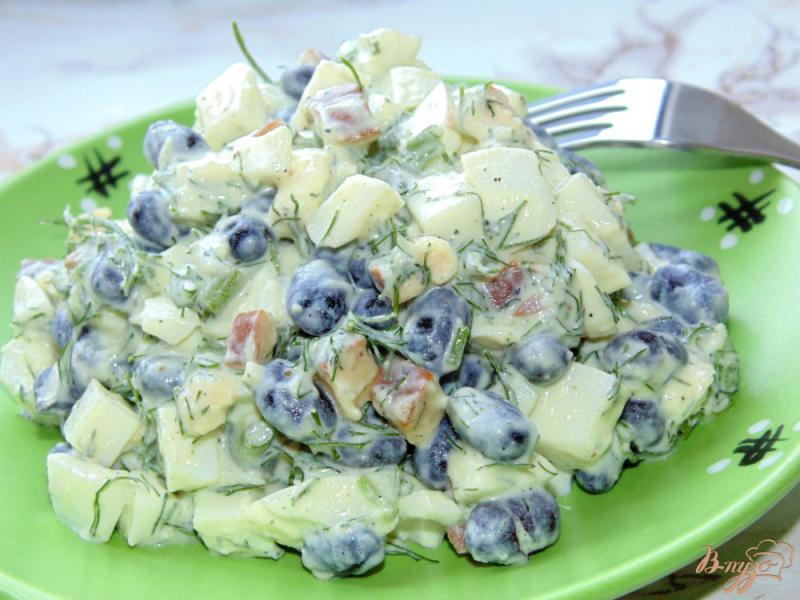 Фото приготовление рецепта: Яичный салат с копченым сыром и фасолью шаг №4