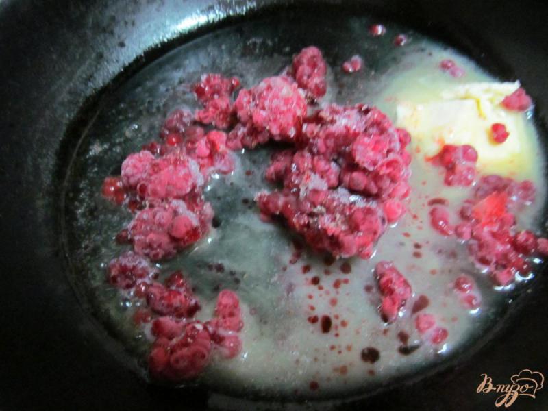 Фото приготовление рецепта: Сырники под малиновым соусом шаг №5