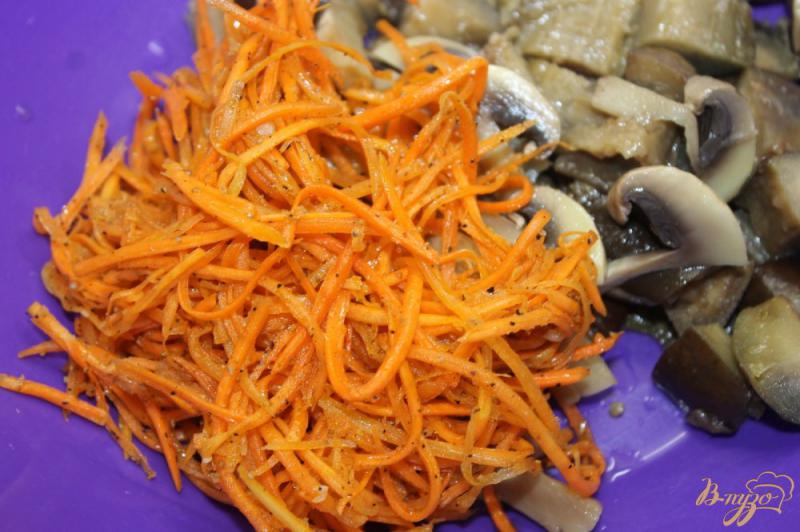 Фото приготовление рецепта: Салат из маринованных овощей с сосисками шаг №3