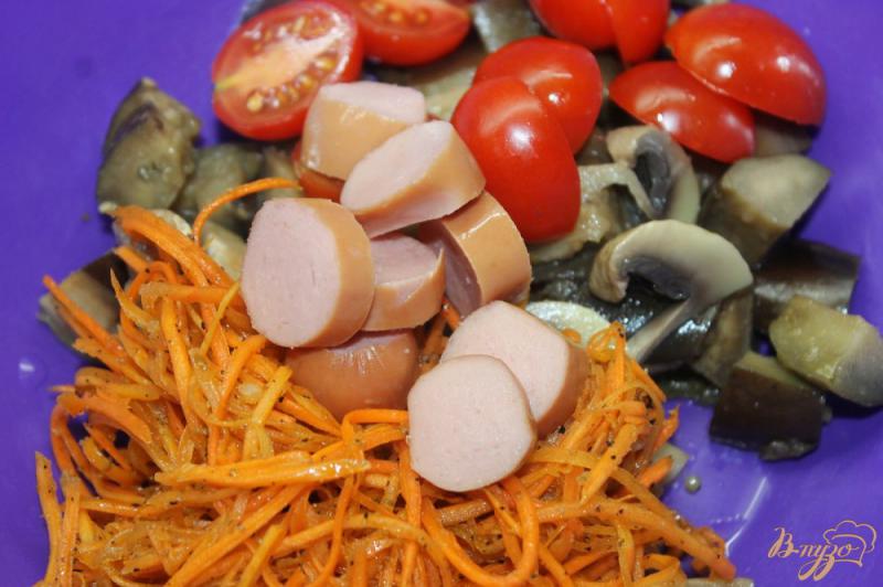 Фото приготовление рецепта: Салат из маринованных овощей с сосисками шаг №5