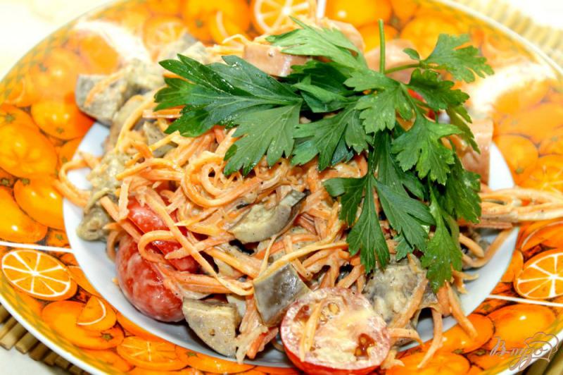 Фото приготовление рецепта: Салат из маринованных овощей с сосисками шаг №7