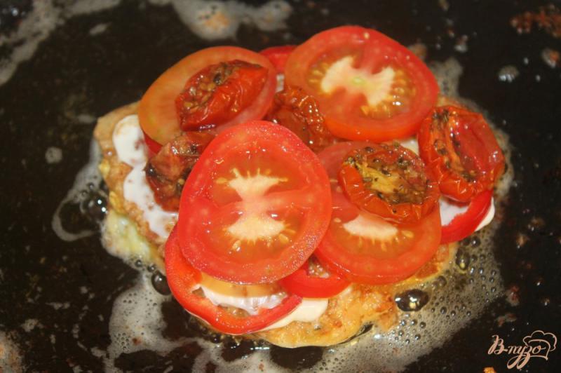 Фото приготовление рецепта: Куриная отбивная с овощами, вялеными томатами и сыром шаг №7