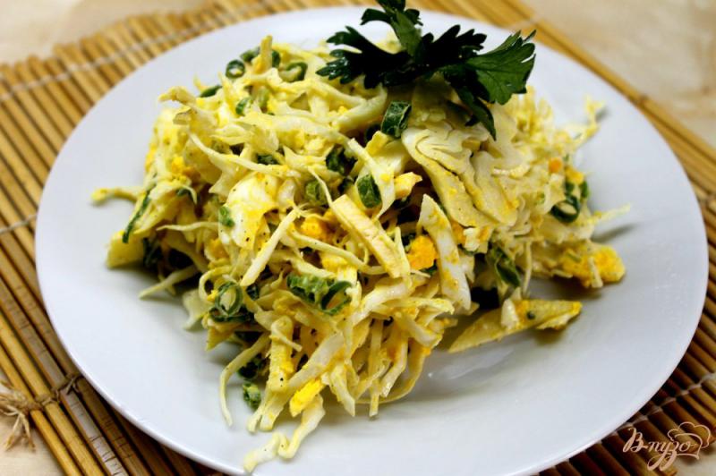 Фото приготовление рецепта: Капустный салат с твердым сыром и яйцом шаг №7