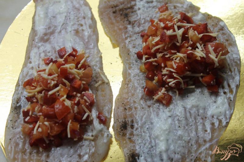 Фото приготовление рецепта: Фаршированное куриное филе перцем и помидорами шаг №5