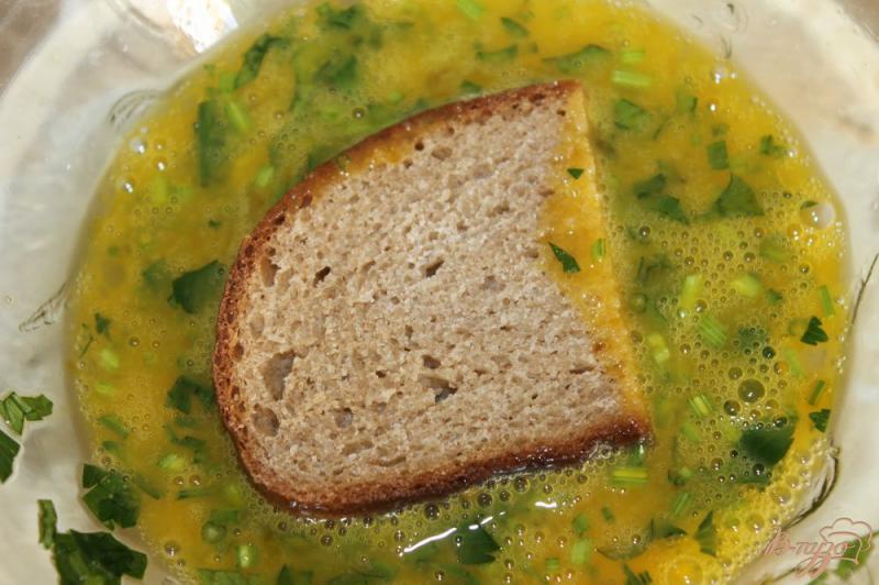 Фото приготовление рецепта: Гренки с яйцом и овощами под сыром шаг №2