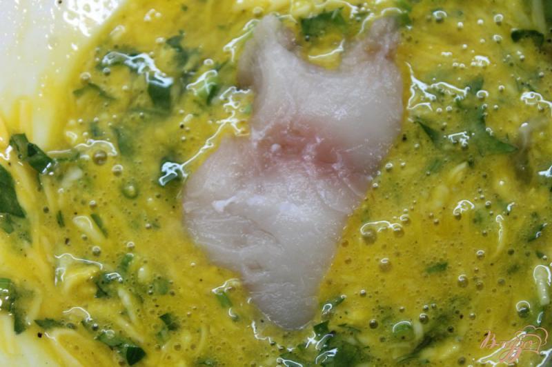 Фото приготовление рецепта: Филе толстолобика в сырном кляре с зеленью шаг №4