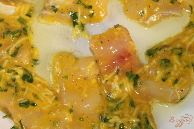 Фото приготовление рецепта: Филе толстолобика в сырном кляре с зеленью шаг №5