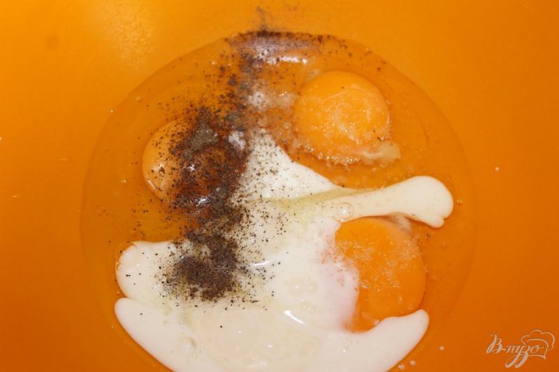 Фото приготовление рецепта: Омлет с кабачком, баклажаном и перцем шаг №1