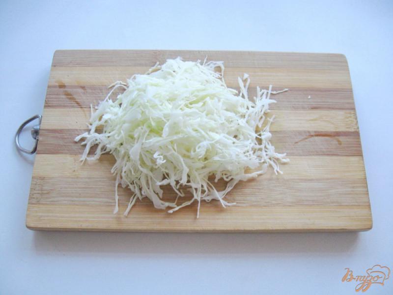 Фото приготовление рецепта: Жареный картофель с капустой шаг №4