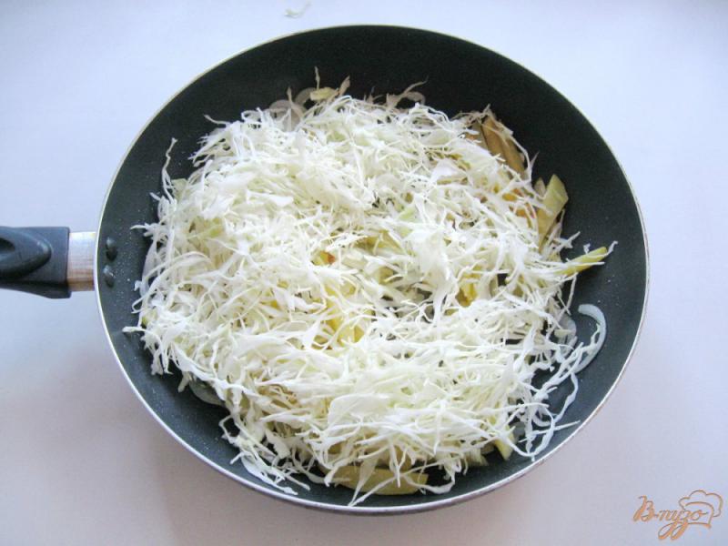 Фото приготовление рецепта: Жареный картофель с капустой шаг №6