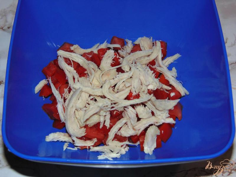 Фото приготовление рецепта: Салат из помидоров с куриным филе шаг №3