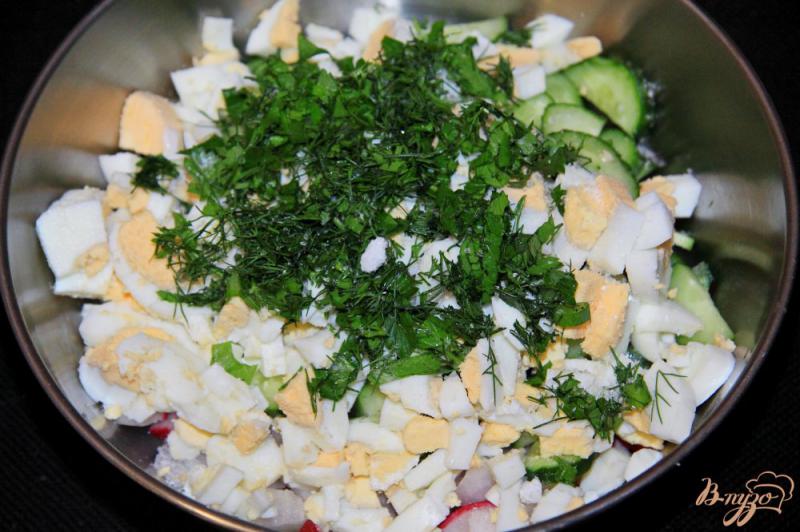 Фото приготовление рецепта: Салат из редиски с огурцом и яйцами шаг №4